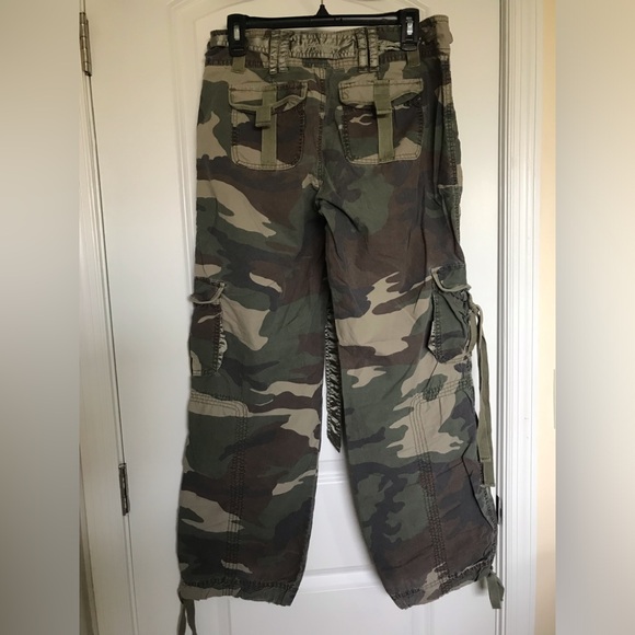 Abercrombie size 2 Camouflage Cargo Pants lots of beautiful details Pockets - Picture 2 of 16